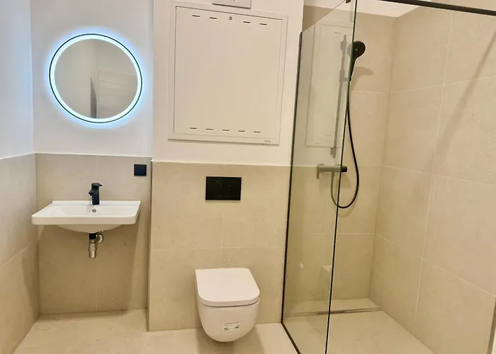 Modern Design With Garden & Free Parking *