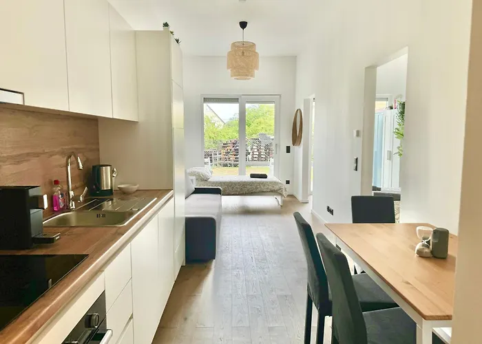 Modern Design With Garden & Free Parking Daire