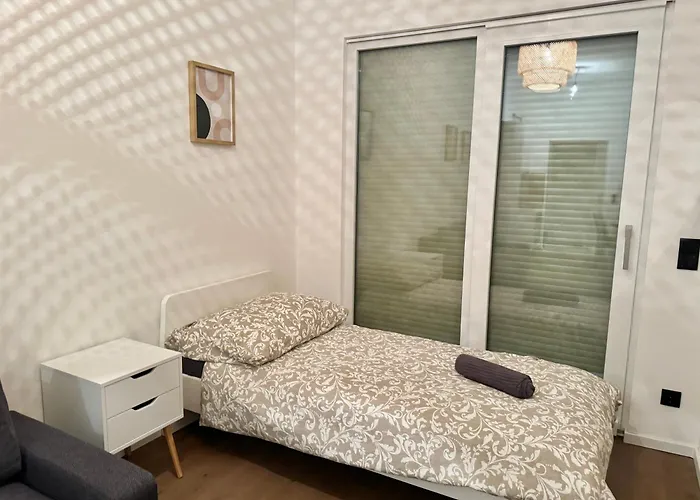 Modern Design With Garden & Free Parking *